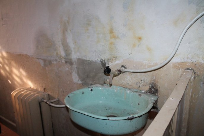 Таргани та оголені дроти: представників прокуратури шокували жахливі умови утримання в’язнів у Закарпатській УВП №9 – 11