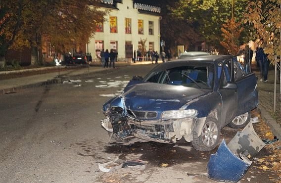 В Іршаві п’яний чоловік викрав Audi A6 та розбив його об два автомобілі працівників міліції (ФОТО) – 01