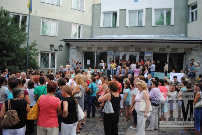 Сьогодні Мукачево мітингувало: сотні жінок перекрили дорогу та вимагали не забирати чоловіків у армію (ФОТО) – 02