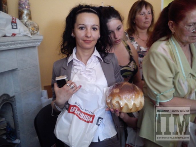 Місцевий осередок ВО "Батьківщина" роздавав безкоштовно паски (ФОТО) – 14