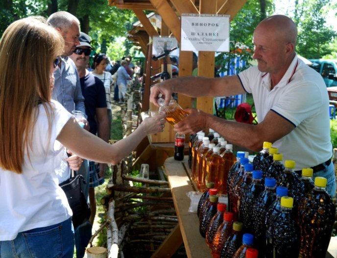 У виноградівському парку Перен відбувся винний фестиваль «Угочанська лоза» – 08