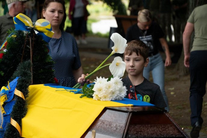 В Ужгороді сьогодні поховали військового – 02