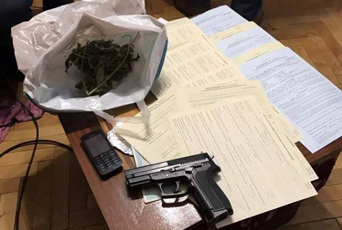 У Мукачеві затримали працівників поліції, які "кришували" наркопритон і збували наркотики – 01
