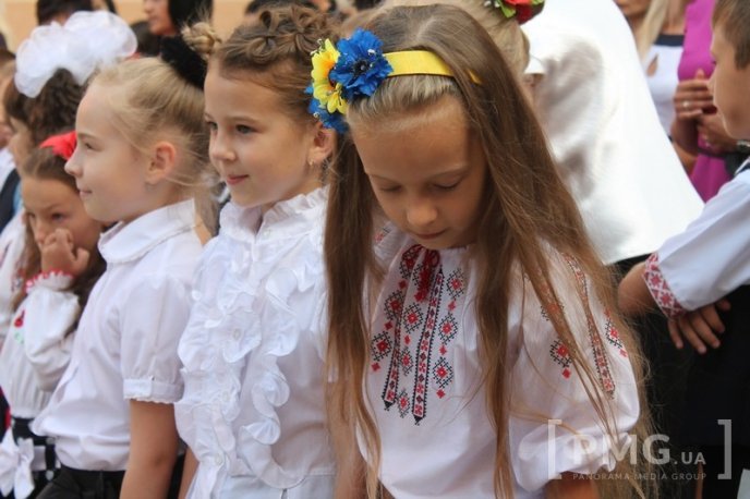 НВК "Гармонія" урочисто відзначила свято Першого вересня лінійкою у вишиванках – 02