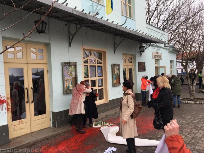 В центрі Ужгорода кількох жінок невідомі облили фарбою – 04