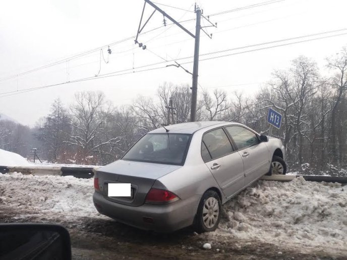 Неподалік Перечина легковик "повис" на обмежувальній загорожі – 01