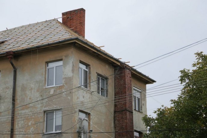 У Мукачеві капітально ремонтують дах однієї з багатоповерхівок – 04