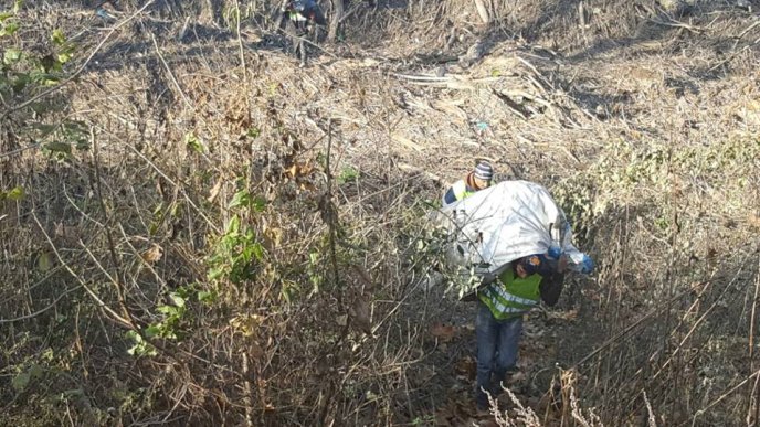В Ужгороді береги річки Уж розчищали від занесеного паводком сміття – 04 В Ужгороді береги річки Уж розчищали від занесеного паводком сміття – 04