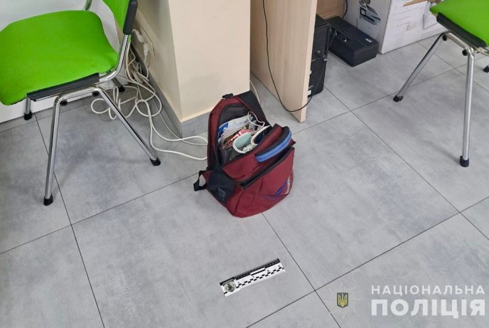 Переполох в одному з банків Ужгорода: чоловік заявив, що в нього в сумці вибухівка – 03