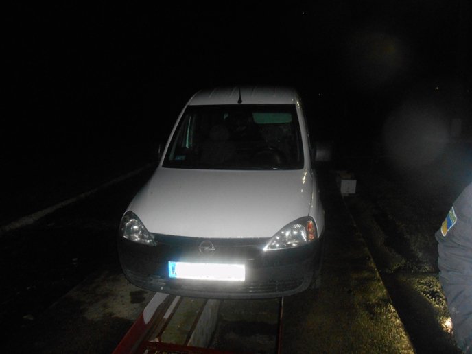 Через приховані цигарки закарпатські митники вилучили в угорця автомобіль – 02