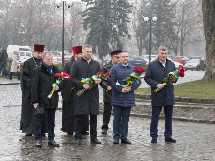 В Ужгороді поклали квіти до пам’ятника Тарасу Шевченку – 04