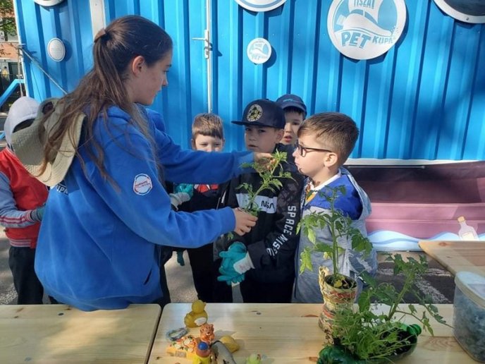Угорська міні-лабораторія з переробки пластику побувала в Ужгороді – 02 Угорська міні-лабораторія з переробки пластику побувала в Ужгороді – 02