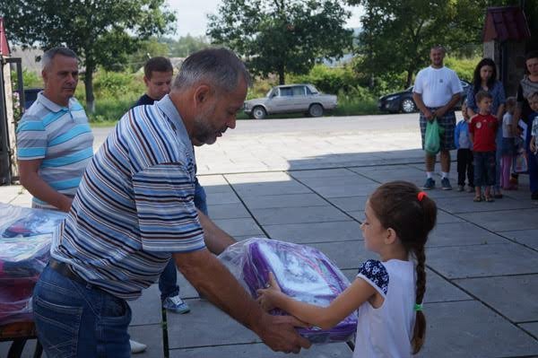 Першокласникам подарували рюкзаки зі шкільним приладдям – 16