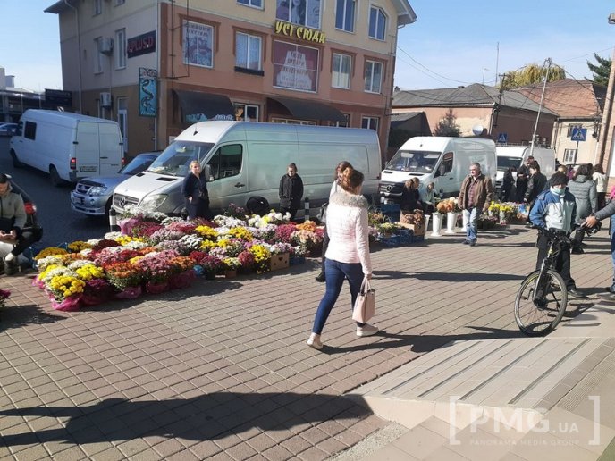 Закарпатці готуються до 1 листопада: скільки коштують вінки, квіти та свічки цього року – 04