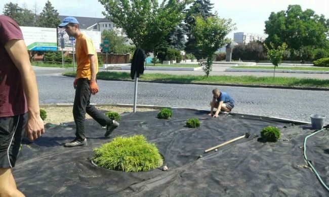 У Мукачеві облагородили кільцеву розв’язку – 01