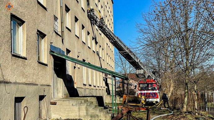 На третьому поверсі гуртожитку виникла пожежа. Рятувальники евакуювали студента – 03