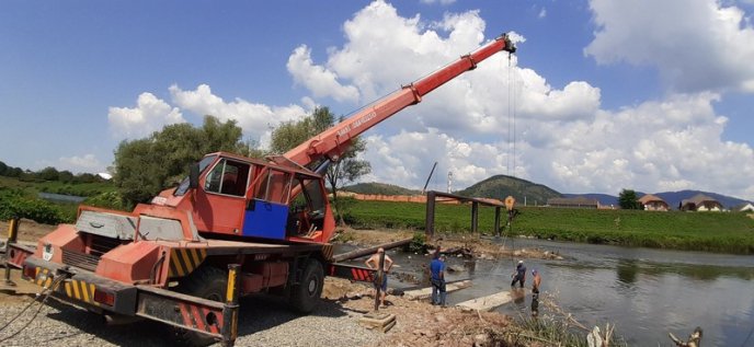 У Мукачеві почали будівництво пішохідного мосту – 03