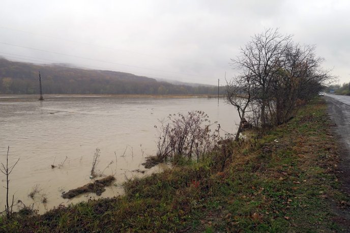 На Ужгородщині вода затопила три футбольних поля, земельні угіддя та пляж з будиночками в Оноківцях – 06 На Ужгородщині вода затопила три футбольних поля, земельні угіддя та пляж з будиночками в Оноківцях – 06