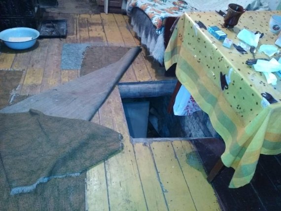 Поліцейські оприлюднили фото з місця вбивства подружжя – 03