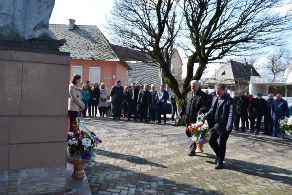 Тячівці поклали квіти до пам’ятника Тарасу Шевченку – 04