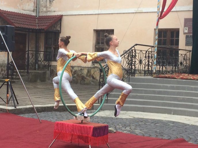 У центрі Мукачева влаштували циркове дійство – 03