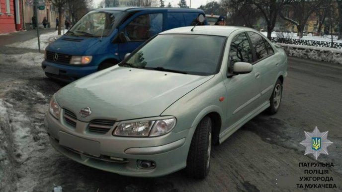 В Ужгороді евакуювали "Nissan", який перешкоджав руху – 02