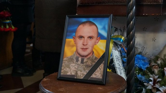 У Мукачівській громаді навколішках прощалися з полеглим Героєм – 01