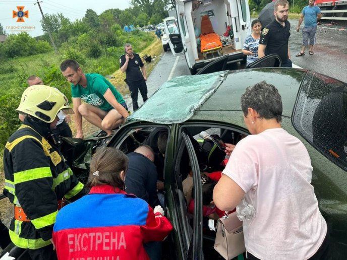 Рятувальники показали фото з місця жахливої ДТП на Мукачівщині – 02