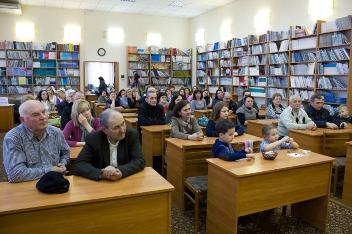 В Ужгороді відкрили фотовиставку учасника АТО "Духовна війна: озброєні книгою" – 04