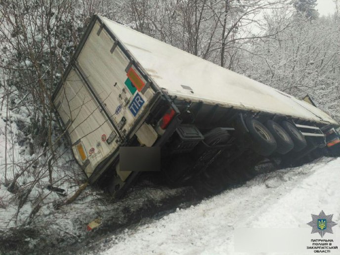 На Закарпатті перекинулись вантажівка і автомобіль – 02