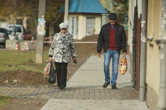 На одній із вулиць Мукачева облаштовують тротуар – 01 На одній із вулиць Мукачева облаштовують тротуар – 01