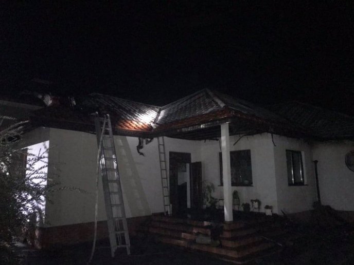 Велика пожежа: загорілись автомобіль, гараж та два будинки – 02