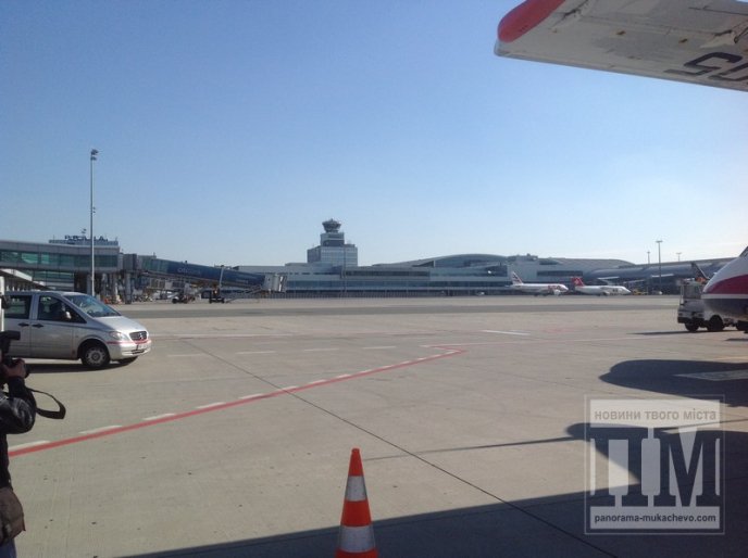 З Ужгорода до Праги відправився перший пасажирський літак (ФОТОРЕПОРТАЖ) – 01