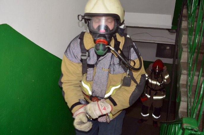 Побачили іскри з розетки: рятувальники розповіли про пожежу в багатоповерхівці – 05