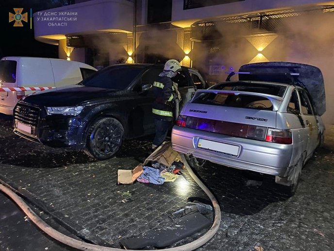 Рано-вранці в Ужгороді загорілось кілька машин – 02 Рано-вранці в Ужгороді загорілось кілька машин – 02