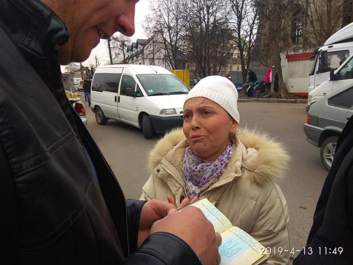 Людей попереджають про закарпаток, які збирають кошти на вулицях – 02 Людей попереджають про закарпаток, які збирають кошти на вулицях – 02