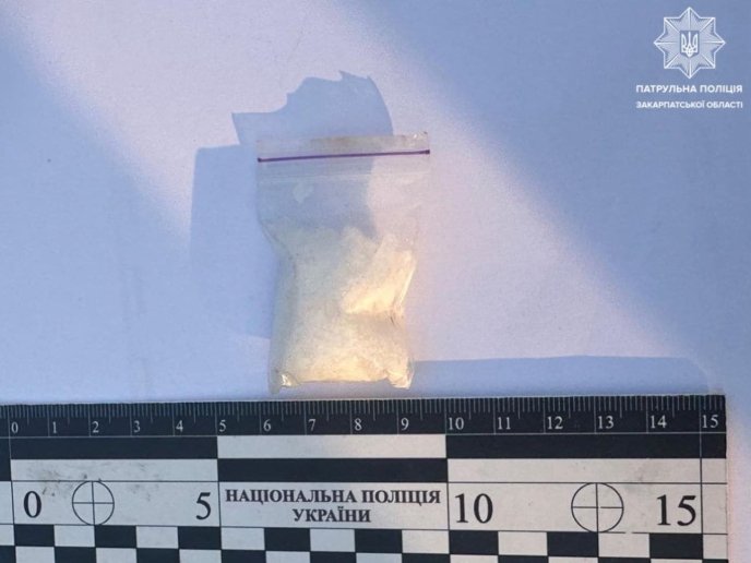 У салоні авто знайшли 3 згортки з речовинами / фото: Патрульна поліція Закарпаття