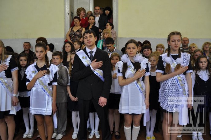 У мукачівській ЗОШ №20 відбулось свято "Останнього дзвоника" (ФОТО) – 07