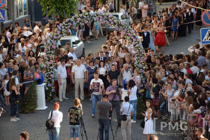 У Мукачеві стартував парад випускників – 09