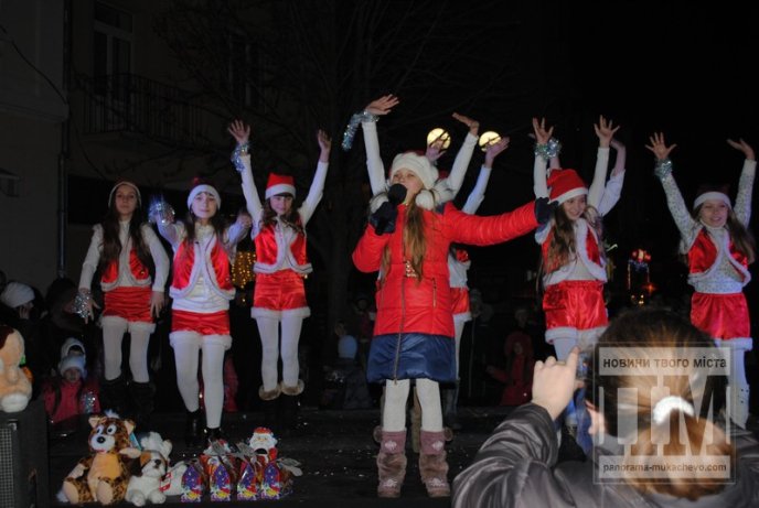 У Мукачеві урочисто запалили святкові вогні головної ялинки міста (ФОТО, ВІДЕО) – 12