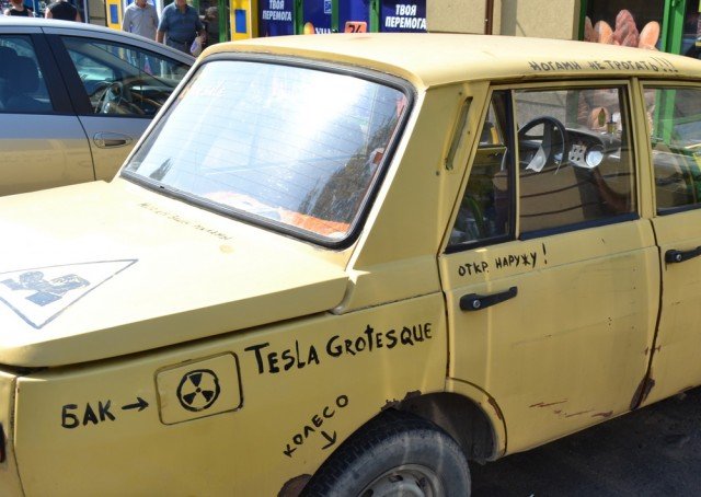 На вулицях Ужгорода виявили "веселий" автомобіль – 05