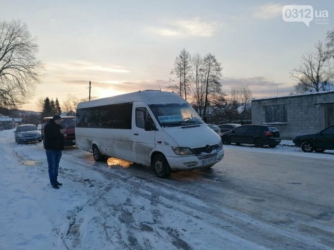 Обурені закарпатці зранку перекрили дорогу – 03