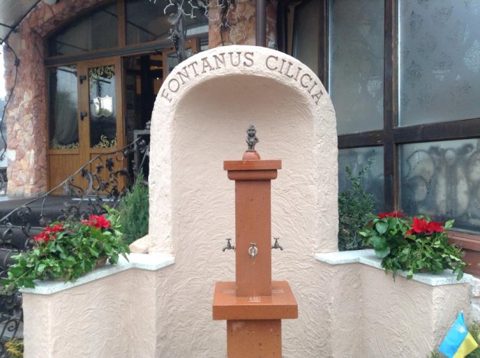 В обласному центрі з’явилась міні-скульптурка "пісяючого хлопчика" – 03