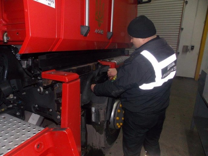 Митники виявили півтисячі пачок сигарет, приховані у вантажівці – 01