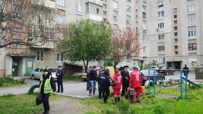 В Ужгороді на місце "вибуху" в багатоповерхівці виїхали кілька пожежних машин та карет "швидкої" – 01