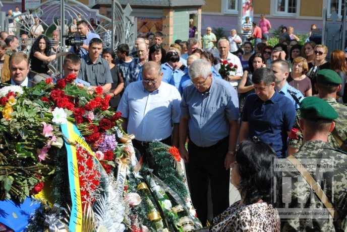 Сльози, квіти та слова подяки – у Мукачеві прощаються із загиблим Вільгельмом Штольцельом (ФОТО) – 12