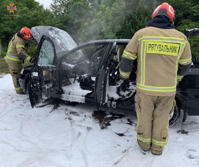 Поблизу Ужгорода горів автомобіль – 02