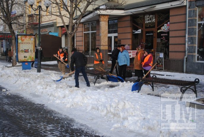 Центр Мукачева від снігу очищають комунальники, окраїни міста – плюсова температура (ФОТО) – 05