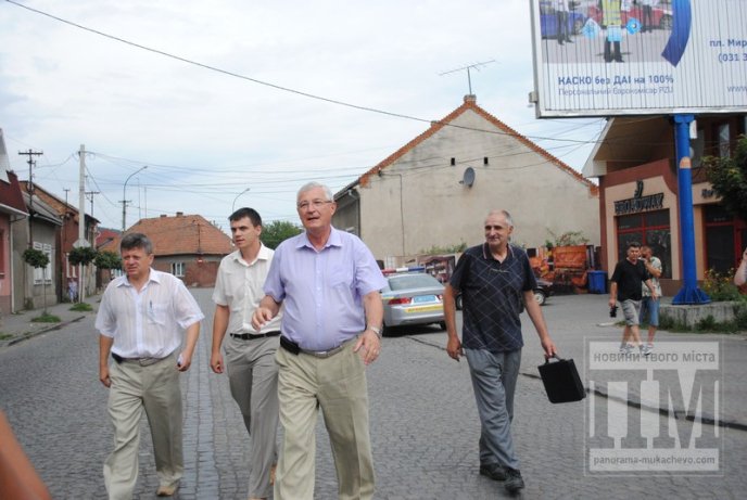 Сьогодні Мукачево мітингувало: сотні жінок перекрили дорогу та вимагали не забирати чоловіків у армію (ФОТО) – 39