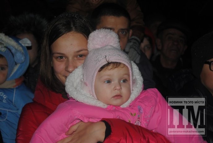 У Мукачеві святковими вогнями запалили головну новорічну красуню міста (ФОТОРЕПОРТАЖ) – 04 У Мукачеві святковими вогнями запалили головну новорічну красуню міста (ФОТОРЕПОРТАЖ) – 04